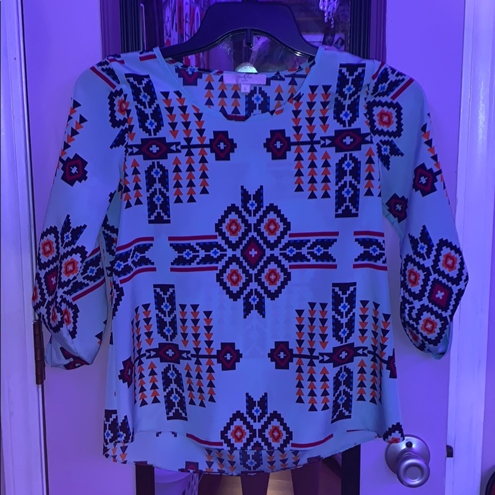 Blue middle armed shirt.